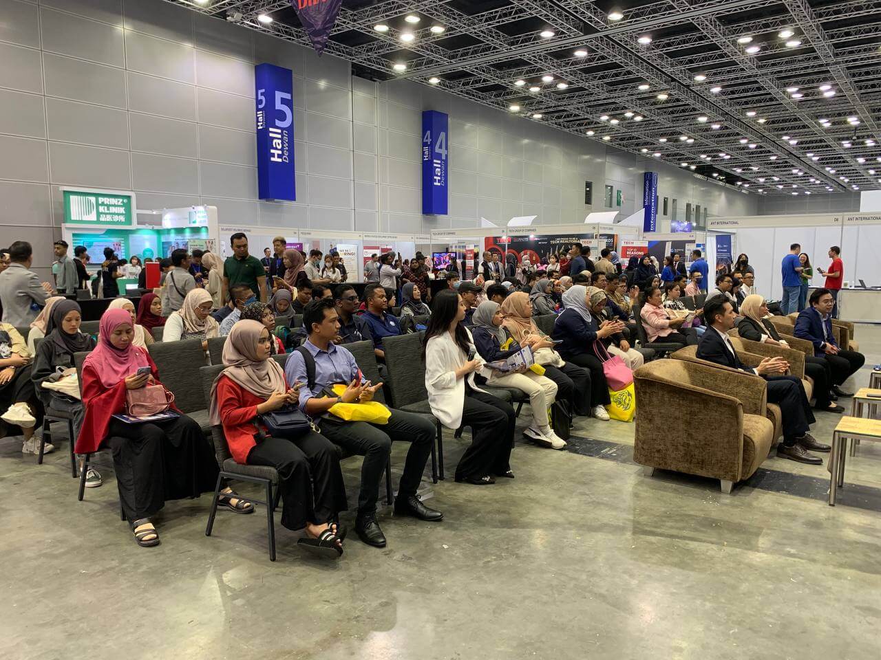 Group of attendees ready for talk @ Jobstore Mycareerfair on 23 & 24 March 2023 @ Kuala Lumpur Convention Centre