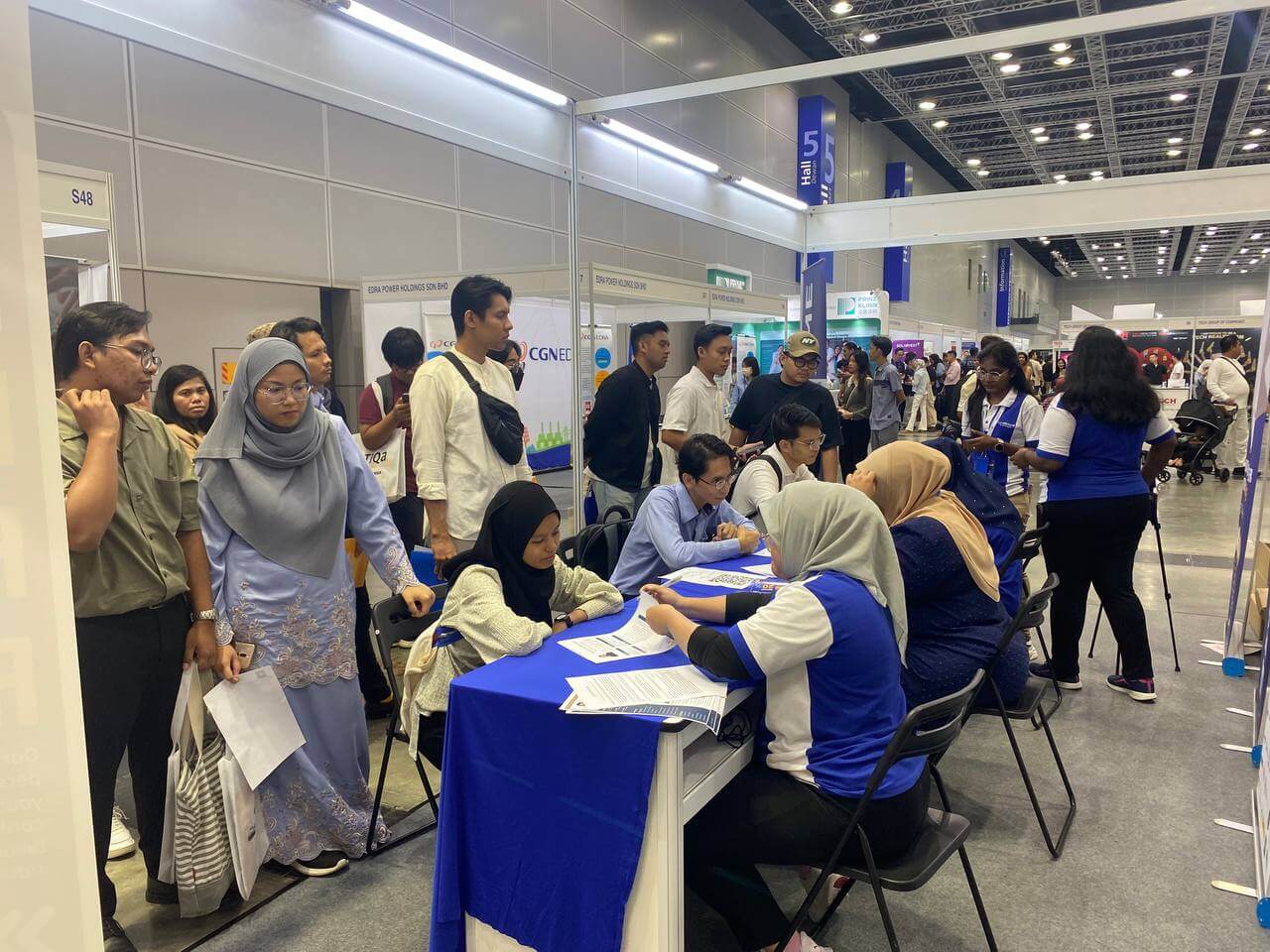 Young candidates, attendees submitting resume @ Jobstore Mycareerfair on 23 & 24 March 2023 @ Kuala Lumpur Convention Centre